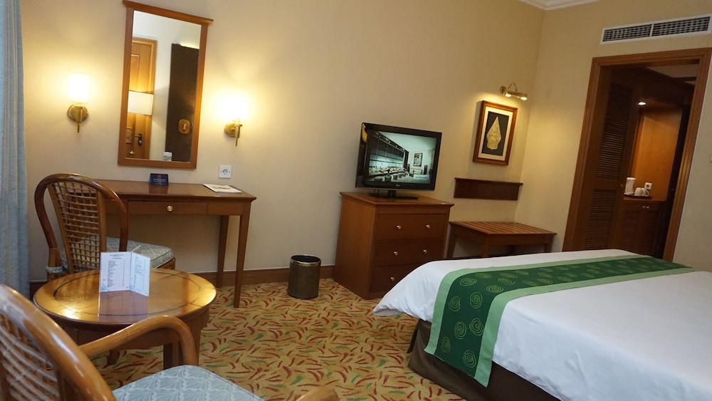 Loman Park Yogyakarta 4*