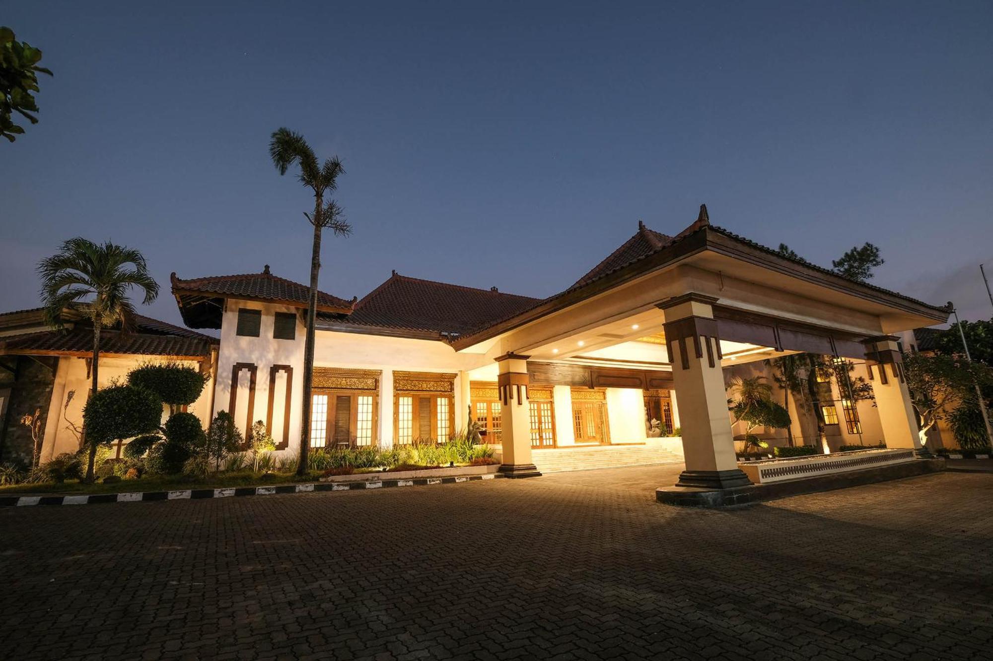 Loman Park Yogyakarta Hotel